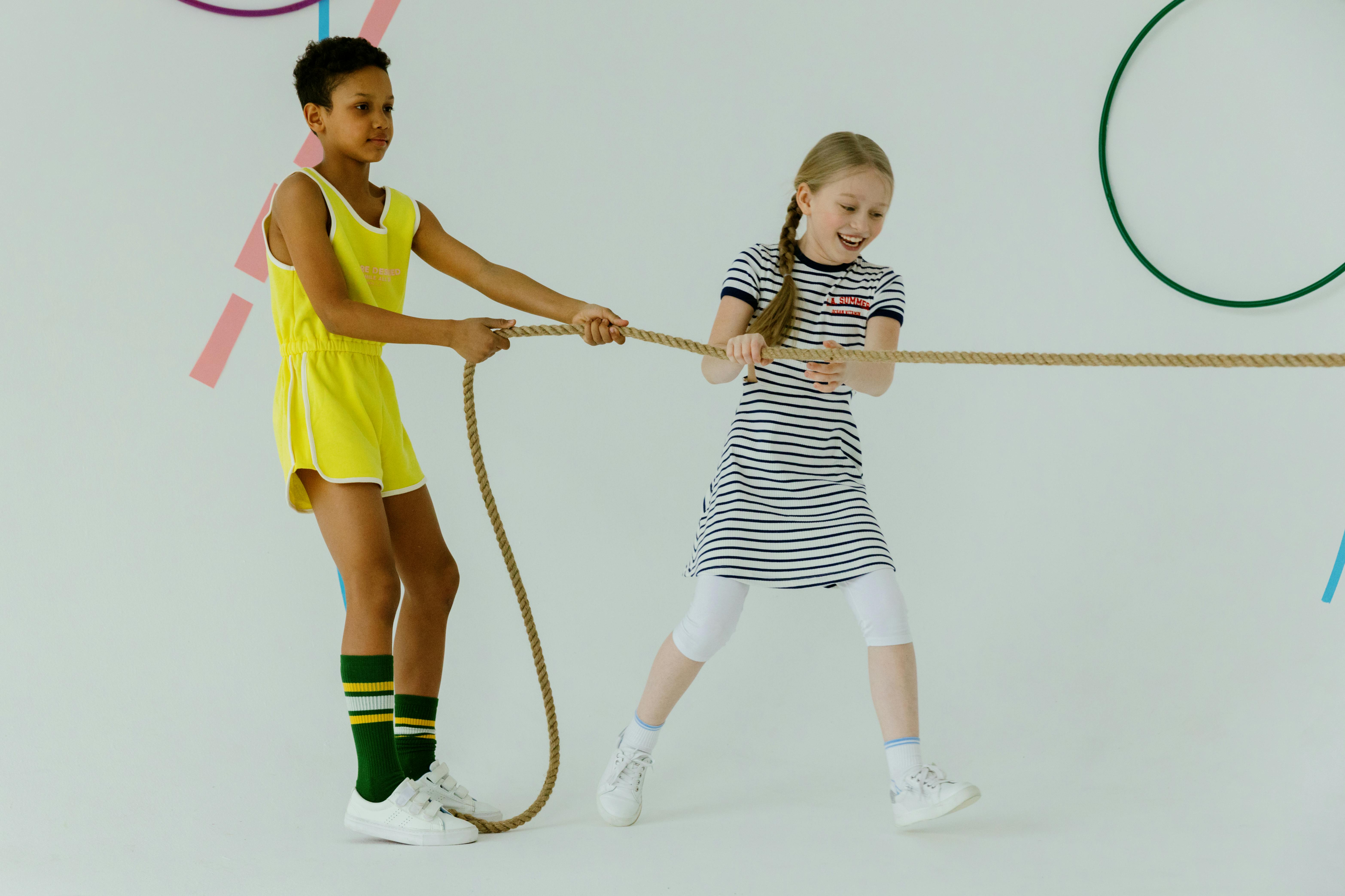 影视制作团队在摄影棚进行拍摄与灯光调度